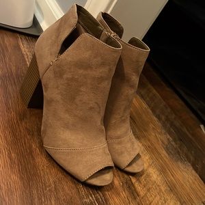 Apt 9 Tan Heels